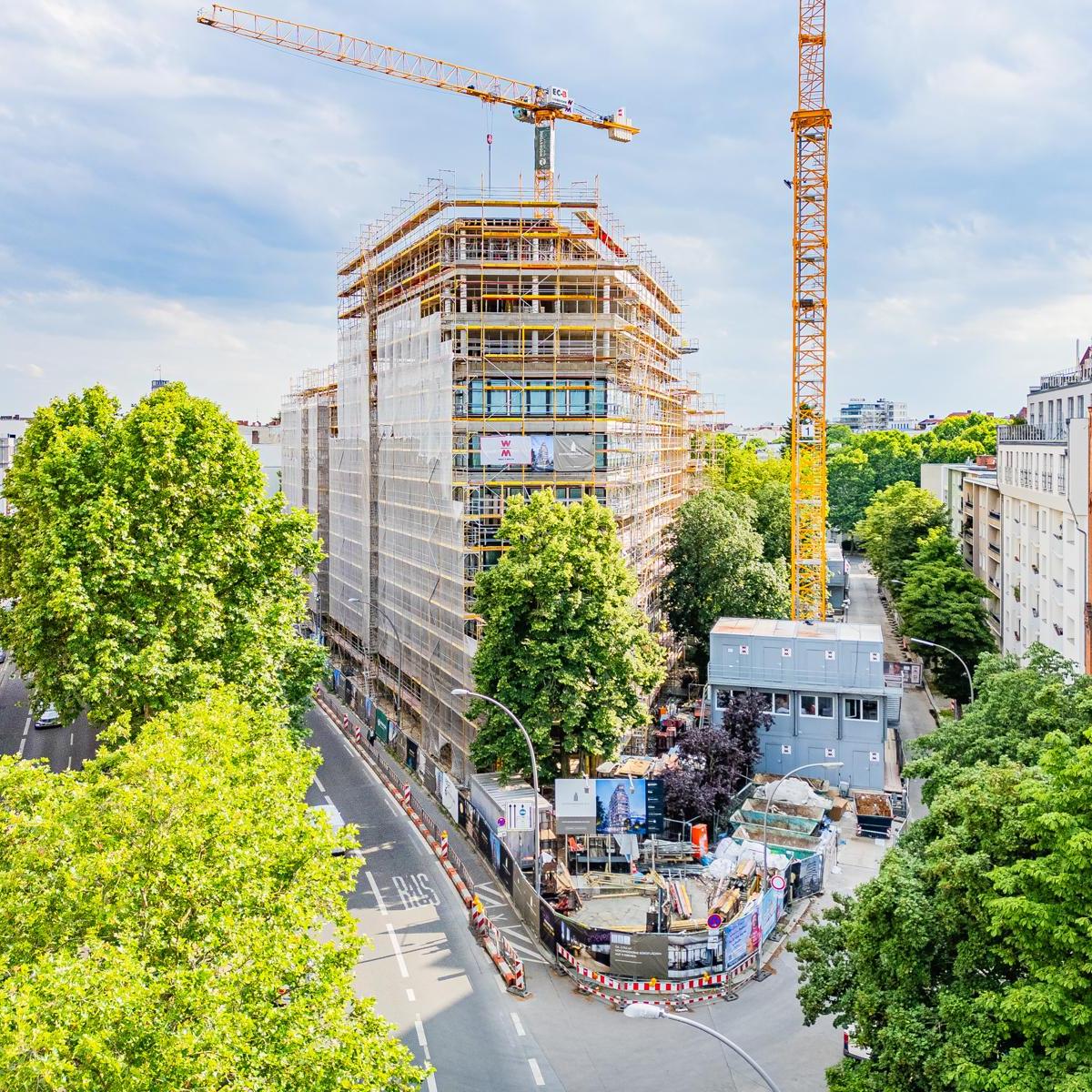 This is what the building site currently looks like. The shell of the Schöneberger Eck building at Martin-Luther-Straße 48 has been completed. By mid-2025, 6,700 square metres of office space, 1,600 square metres of additional residential space and 600 square metres of commercial space will be created.