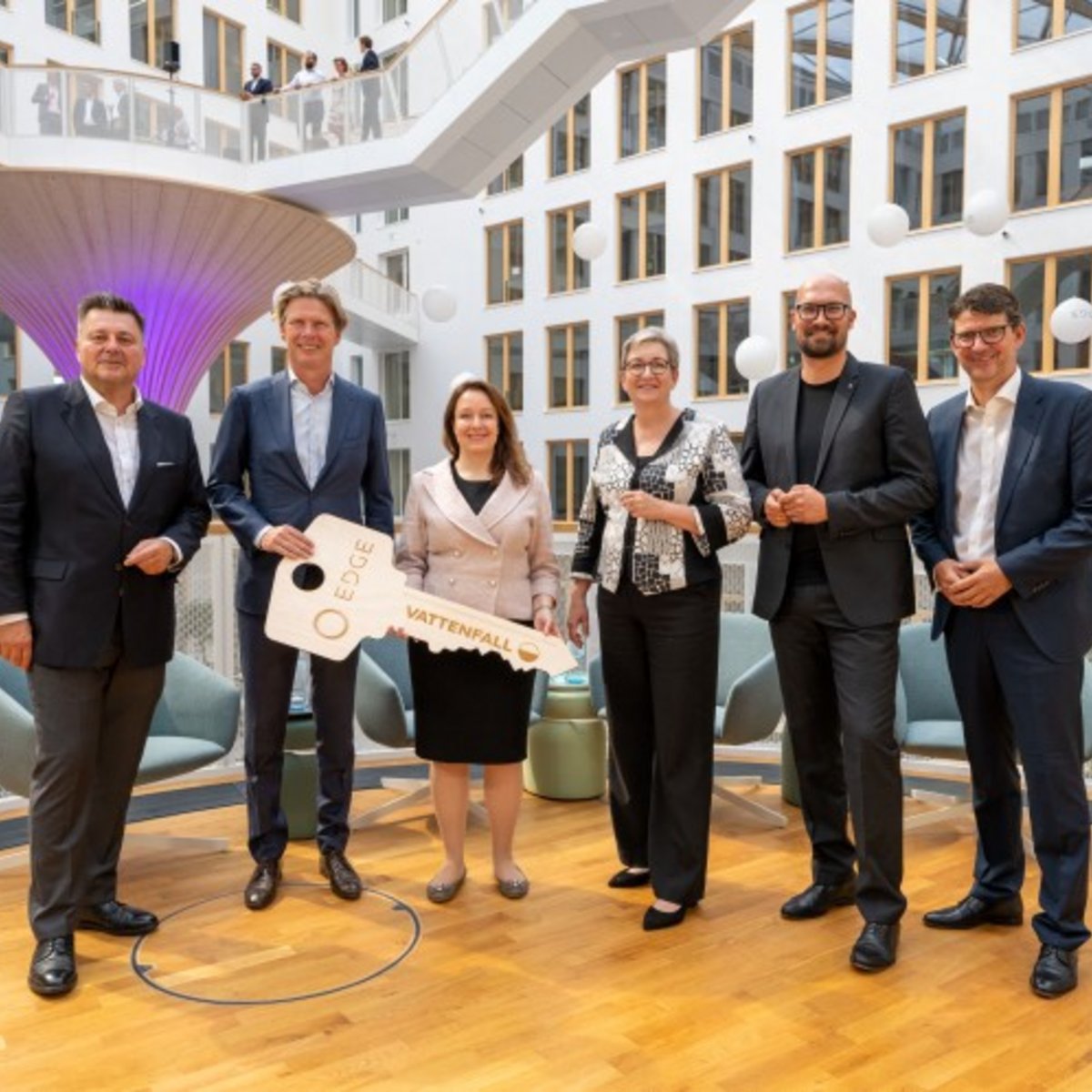 symbolische Schlüsselübergabe mit Andreas Geisel, Coen van Oostrom, Anna Borg, Klara Geywitz, Micheal Biel und Christian Barthelemy