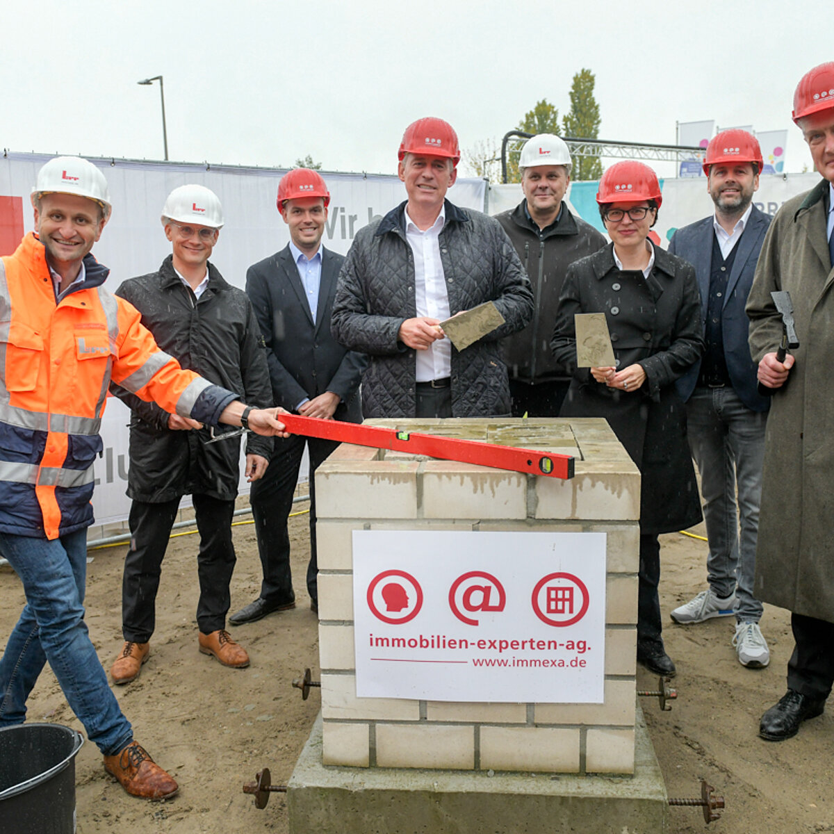 Das Foto zeigt von links nach rechts: Rudolf Wolff, Oberbauleiter, Generalunternehmer Adolf Lupp GmbH + Co KG; Michael Fuchs, Geschäftsführung, Generalunternehmer Adolf Lupp GmbH + Co KG; Stephan Zergiebel, Berliner Sparkasse; Klaus Pahl, technische Leitung/Prokurist immobilien-experten-ag.; Torsten Kaiser, Niederlassungsleiter Berlin, Generalunternehmer Adolf Lupp GmbH + Co KG; Mareike Lechner, Vorständin, immobilien-experten-ag.; Thomas Wagenknecht, Geschäftsführung, GBP Architekten GmbH; Dr. Christoph Keim, Vertreter des Projektpartners und Co-Investors