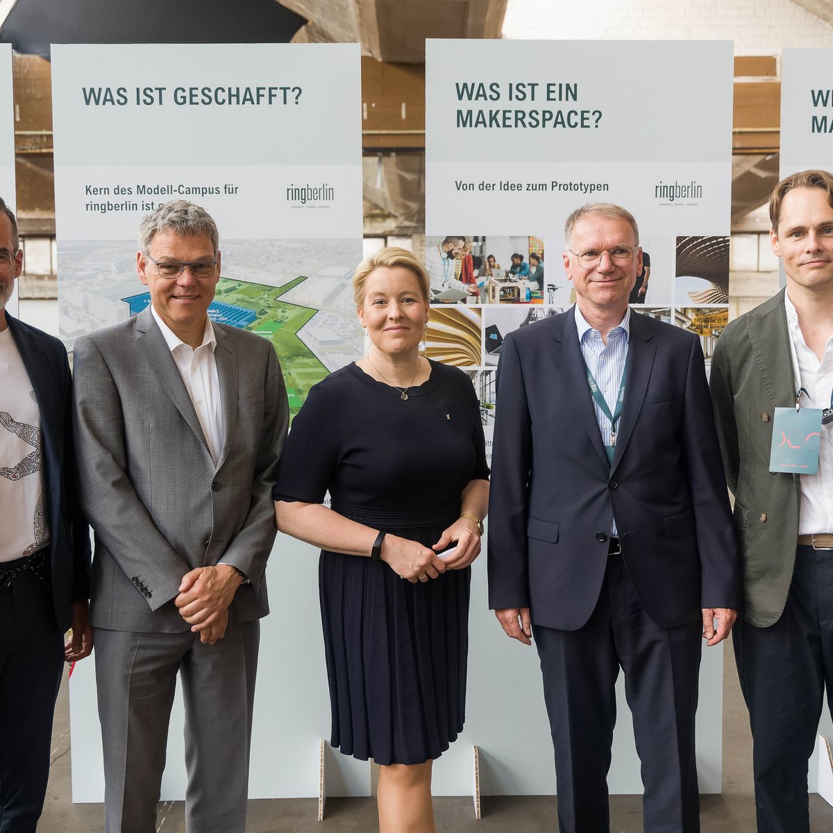 From left to right: Berlin Partner CEO Dr. Stefan Franzke, District Mayor Tempelhof-Schöneberg Jörn Oltmann, Berlin's Mayor and Senator for Economic Affairs, Energy and Labor Franziska Giffey, Member Board of Directors Schindler Holding AG Günter Schäuble and ringberlin Managing Director Matthias Menger in the future Makerspace on the ringberiln model campus. 