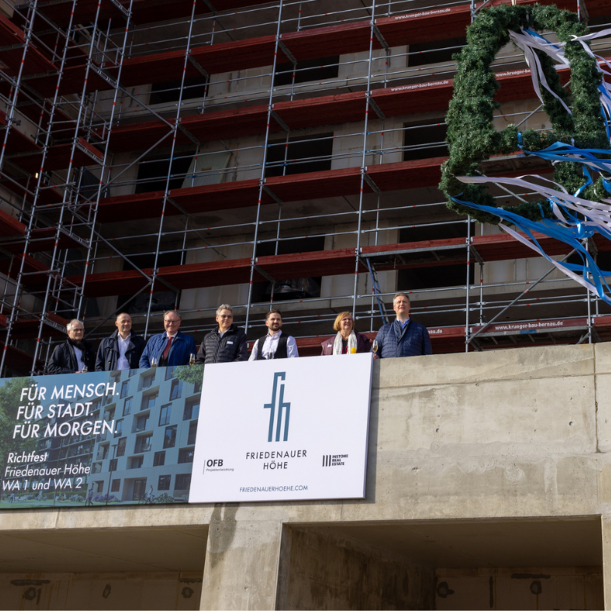 Topping out ceremony Friedenauer Höhe - From left to right: Thomas Löbel, Head of Project Development at OFB; Vincent L. M. Mulder, Managing Director of Kondor Wessels Wohnen Berlin; Klaus Kirchberger, Chairman of the Management Board of OFB; Jörn Oltmann, District Mayor Tempelhof-Schöneberg; Sörmen Steuer, Managing Director of ABF Dachdeckermeister GmbH; Angelika Schöttler, Deputy District Mayor Tempelhof-Schöneberg; Carsten Sellschopf, Managing Director of Instone