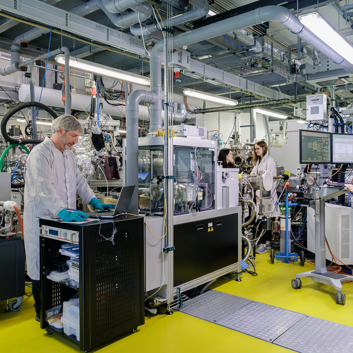 Photo of a research laboratory: Using state-of-the-art thin-film deposition technologies, researchers are accelerating the development of new catalysts.