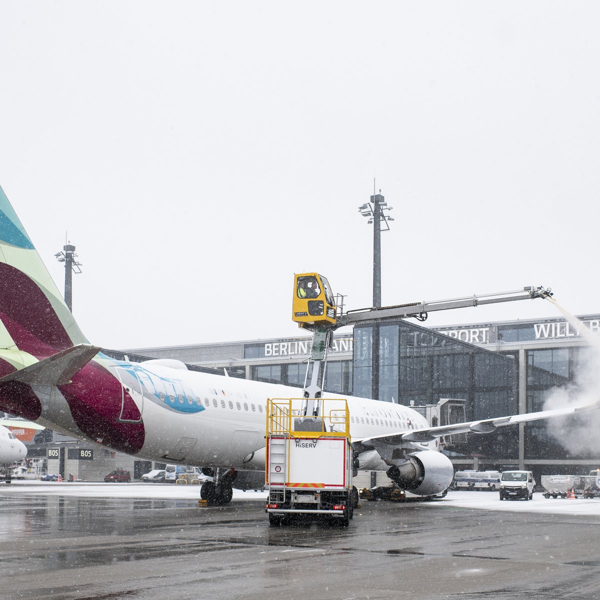 Vorfeld BER Flugzeug bei der Enteisung