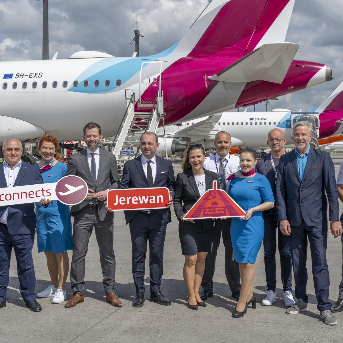 The following people are standing in front of a Eurowings plane: Mikayel Minasyan, Chairman of AEAE e. V. (2nd from left), Martin Pätzold, Member of the Berlin House of Representatives (4th from left), Viktor Yengibaryan, Ambassador of the Republic of Armenia to Germany (5th from left), Katy Krüger, Head of Terminal Management, Flughafen Berlin Brandenburg GmbH (center), Stefan Nitert, Station Manager, Eurowings (3rd from right). ), Katy Krüger, Head of Terminal Management, Flughafen Berlin Brandenburg GmbH (center), Stefan Nitert, Station Manager Eurowings (3rd from right), Andreas Ley, Business Development Aviation Officer, Flughafen Berlin Brandenburg GmbH (2nd from right) and Eurowings crew.