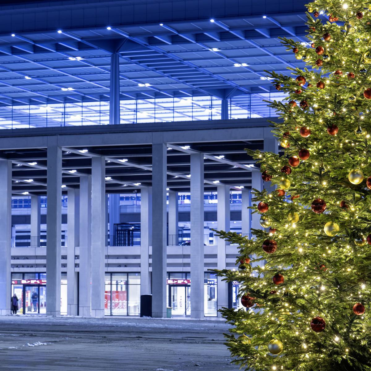 Picture with Christmas construction in front of BER Terminal 1 in Schönefeld for traffic statistics November 2024
