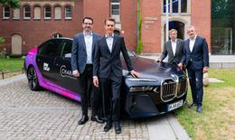The following individuals are pictured at the test vehicle in front of the Charité provided by BMW: Professor Dr. Alexander Meyer, Dr. Matthias Franz, Professor Heyo K. Kroemer, Dr. Rudolf Bencker