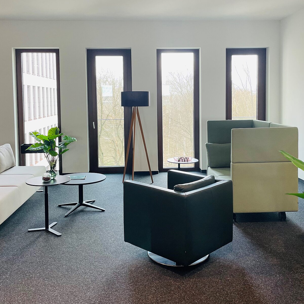 The Unique - Office campus view: office lounge