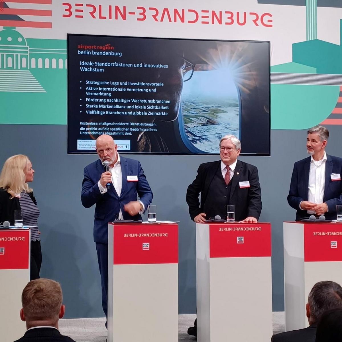 Podiumsdiskussion auf dem Messetand auf der Expo Real 2024