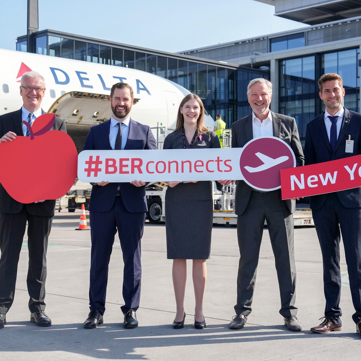 Delta Airlines inaugural flight from Berlin Brandenburg Airport to Newark. The following people are standing in front of the Delta plane: Thomas Brandt, Regional Manager Sales Central & Eastern Europe Delta Air Lines, Thomas Hoff Andersson, Geschäftsführer Operations Flughafen Berlin Brandenburg GmbH, Kayleigh Jarrell, Operations Service Manager Delta Air Lines, Andreas Ley, Ref.Key Account & Business Development Flughafen Berlin Brandenburg GmbH und Dominik Van den Berg, Global Sales Account Executive Germany, Switzerland, Central & Eastern Europe Delta Air Lines 