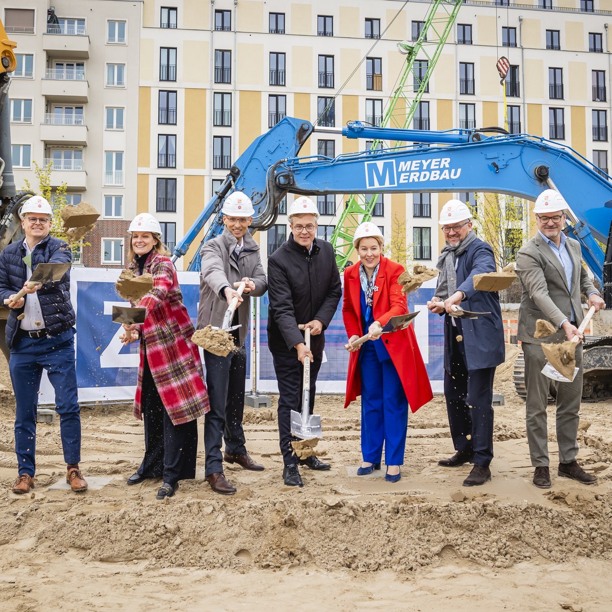 In the image, from left to right: Tobias Dollase (District Councillor of Tempelhof-Schöneberg), Caroline Oelmann (Managing Director of berlinovo), Dr. Christoph Vielhaber (Executive Board Member of BSR), Stefan Evers (Berlin Senator for Finance), Franziska Giffey (Berlin Senator for Economic Affairs, Energy and Public Enterprises), Alf Aleithe (Managing Director of berlinovo), Andreas Thürmer (BSR).