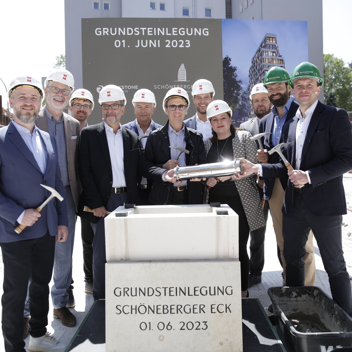 With the energetic assistance of the speakers, a time capsule was filled for the ceremonial laying of the foundation stone for Schöneberger Eck. (From left to right: David Kotek, GbR Kotek/Semel; Bernd Tibes, DGI Gesellschaft Bauwerk von Architekten; Stefan Reim, WOLFF & MÜLLER; Josef Semel, GbR Kotek/Semel, Klaus Wowereit, former reg. Mayor of Berlin; Nathan Kotek, GbR Kotek/Semel; Rouven Semel, GbR Kotek/Semel; Eva Majewski, District Councilor Tempelhof Schöneberg; Ingmar Linde, WOLFF & Müller; Dietrich E. Rogge, Founder & CEO, ROCKSTONE; Florian Sakowski, Managing Director and Partner ROCKSTONE).