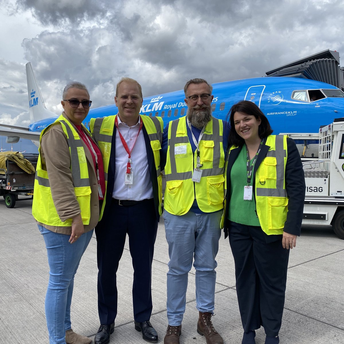 Picture on the apron at BER with the following people: Carmen Ruck (COO WISAG Aviation Service Holding), Roland Rückert (Managing Director HiSERV), Paul Edwards (Project Manager "Ready for Green", WISAG Aviation Service Holding) Angela Stuhr (CFO WISAG Aviation Service Holding).