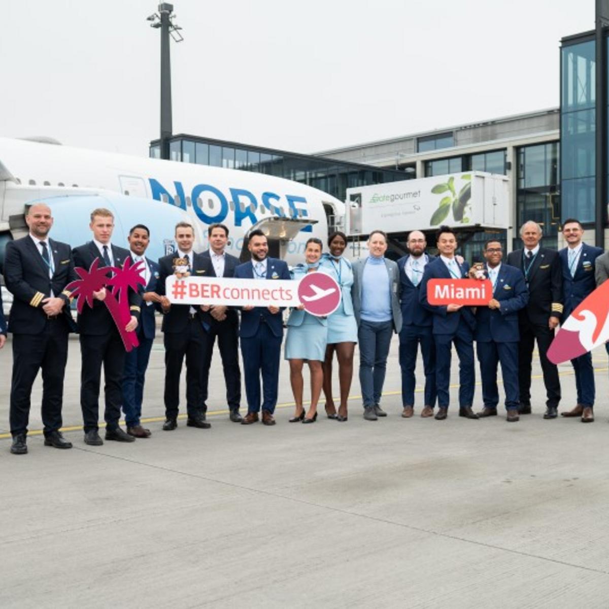 First flight from BER: Norse Atlantic Airways is now flying to Miami in Florida on the east coast of the USA every Friday throughout the winter timetable. From left to right: Frank Nordbjerg, Head of Sales Germany, Norse Atlantic Airways (1st from left), Thomas Kohr, Head of Aviation Marketing, Flughafen Berlin Brandenburg GmbH (6th from left), John Krempa, Regional Airport Services Manager - Europe, Norse Altantic Airways (10th from left) and Andreas Ley, Senior Manager Aviation Marketing, Flughafen Berlin Brandenburg GmbH (1st from right) surrounded by crew.