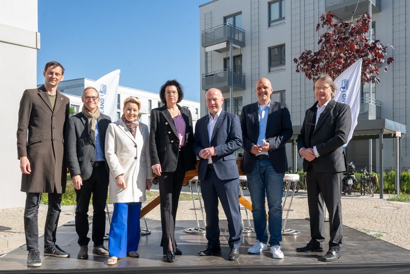 From left to right: Martin Hikel, district mayor of Neukölln; Michael Müller, former Governing Mayor of Berlin; Franziska Giffey, former Governing Mayor of Berlin, Senator for Economic Affairs, Energy and Public Enterprises, and Deputy Mayor of Berlin; Natascha Klimek, Managing Director of STADT UND LAND; Kai Wegner, Governing Mayor of Berlin; Stephan Machulik, State Secretary in the Senate Department for Urban Development, Construction and Housing; Ingo Malter, Managing Director of STADT UND LAND.