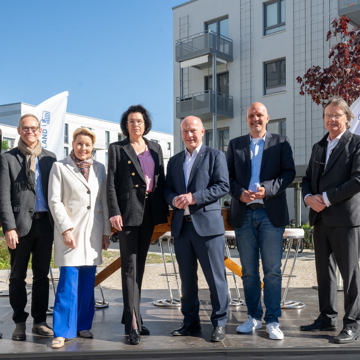 From left to right: Martin Hikel, district mayor of Neukölln; Michael Müller, former Governing Mayor of Berlin; Franziska Giffey, former Governing Mayor of Berlin, Senator for Economic Affairs, Energy and Public Enterprises, and Deputy Mayor of Berlin; Natascha Klimek, Managing Director of STADT UND LAND; Kai Wegner, Governing Mayor of Berlin; Stephan Machulik, State Secretary in the Senate Department for Urban Development, Construction and Housing; Ingo Malter, Managing Director of STADT UND LAND.