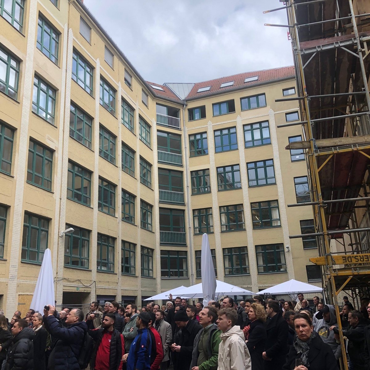 FRAMEZ topping-out ceremony GSG Berlin - audience in the inner courtyard of the Gewerbehof