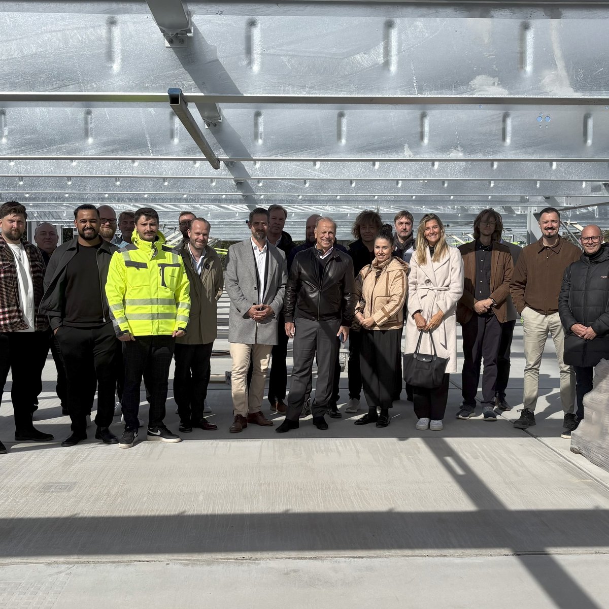 Group photo in front of the new parking garage at BER