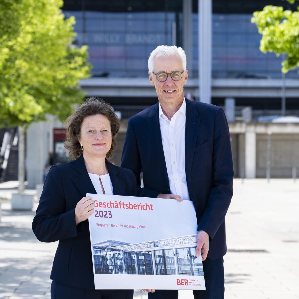 Portrait of the Airport Company's 2023 Annual Report with Ms. Aletta von Massenbach and Jörg Simon, Chairman of the Supervisory Board