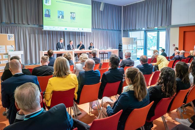 Panel discussion with Aletta von Massenbach, CEO, Flughafen Berlin Brandenburg GmbH; Alexander Riederer, Chairman of the Supervisory Board, TESLA Manufacturing Brandenburg SE; Dr. Patrick Wittenberg, Chairman of the Executive Board, E.DIS AG; Moderation: Dr. Steffen Kammradt, Spokesperson of the Management Board, WFBB – Economic Development Agency Brandenburg GmbH