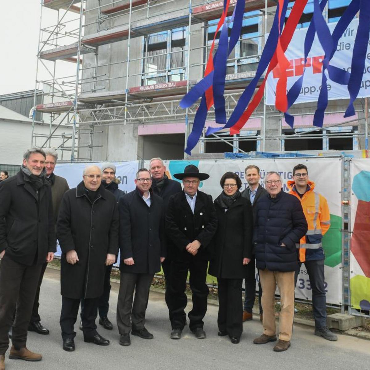Topping-out ceremony Campus "AM OKTOGON" in Berlin-Adlershof with: Marcus Buder, Berliner Sparkasse, Dr. Christoph Keim, Chairman of the Supervisory Board of Bauherrengesellschaft, Rolf Lechner, Executive Board immobilien-experten-ag., Stephan Zergiebel, Berliner Sparkasse, Oliver Igel, District Mayor Treptow-Köpenick, Klaus Pahl, authorized signatory and technical manager immobilien-experten-ag. Marius Andreiu, foreman of the general contractor Lupp, Mareike Lechner, executive immobilien-experten-ag. Rudolf Wolff, senior site manager of the general contractor Lupp, Gunter Bürk, managing partner GBP Architekten, Nils Köppe, site manager of the general contractor Lupp