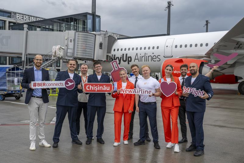 In the picture: Dmytro Pokoiuk, Head of Ground Handling Support, SkyUp Airlines (3rd from left), Johannes Mohrmann, Senior Manager Business Development Aviation, Flughafen Berlin Brandenburg GmbH (1st from left) and Crew