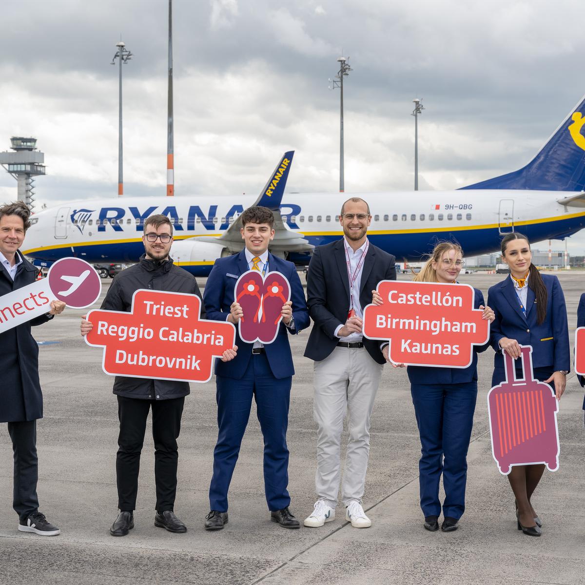 Crew on the tarmac to Ryanair expands its flight offer from BER with Thomas Kohr, Head of Corporate ＆ Business Development, Flughafen Berlin Brandenburg GmbH (1st from left) and Johannes Mohrmann, Senior Manager Business Development Aviation, Flughafen Berlin Brandenburg GmbH (centre) surrounded by the Ryanair crew.