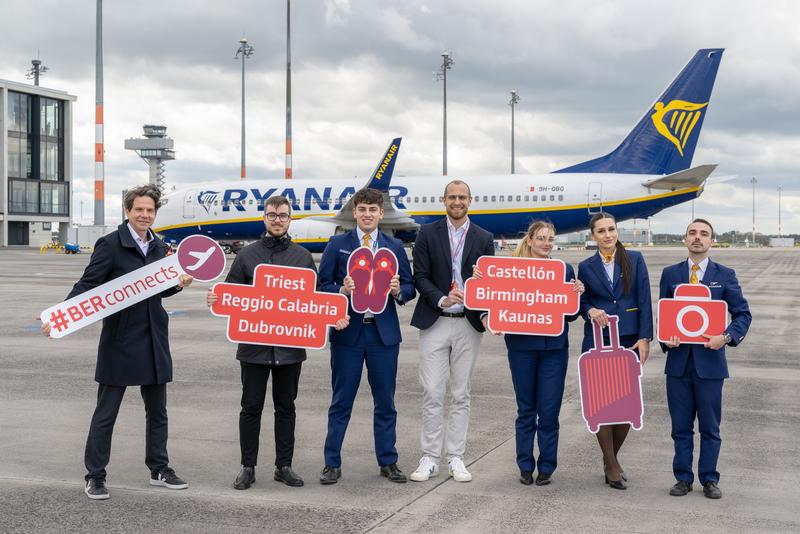 Crew on the tarmac to Ryanair expands its flight offer from BER with Thomas Kohr, Head of Corporate ＆ Business Development, Flughafen Berlin Brandenburg GmbH (1st from left) and Johannes Mohrmann, Senior Manager Business Development Aviation, Flughafen Berlin Brandenburg GmbH (centre) surrounded by the Ryanair crew.
