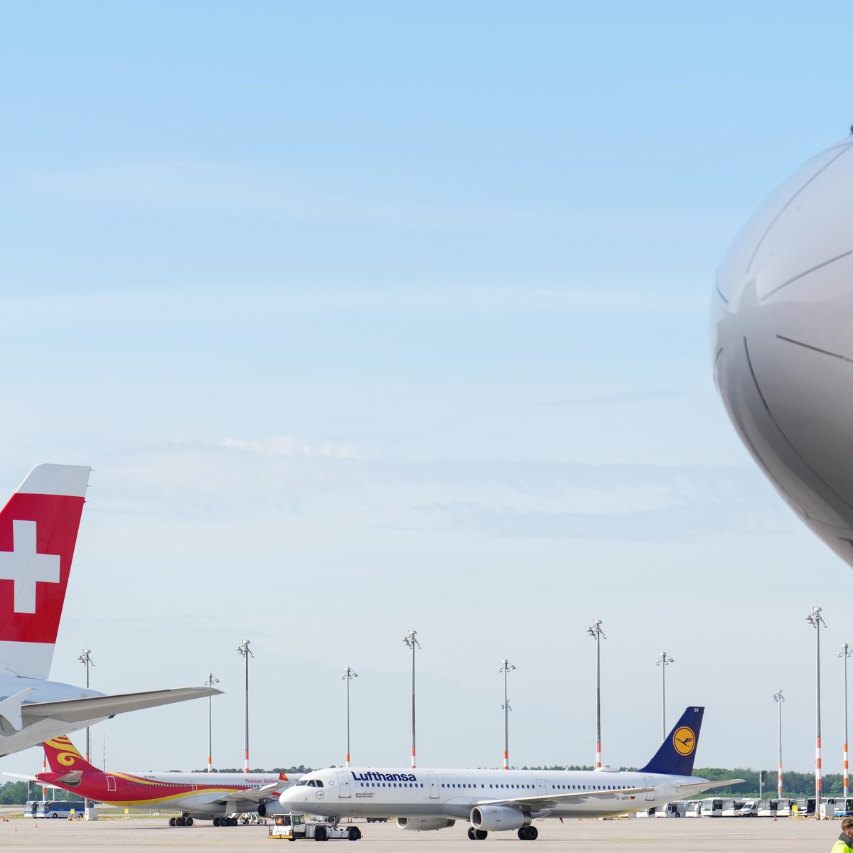 Picture of the BER apron with various aircraft from different airlines to BER: summer flight schedule 2025