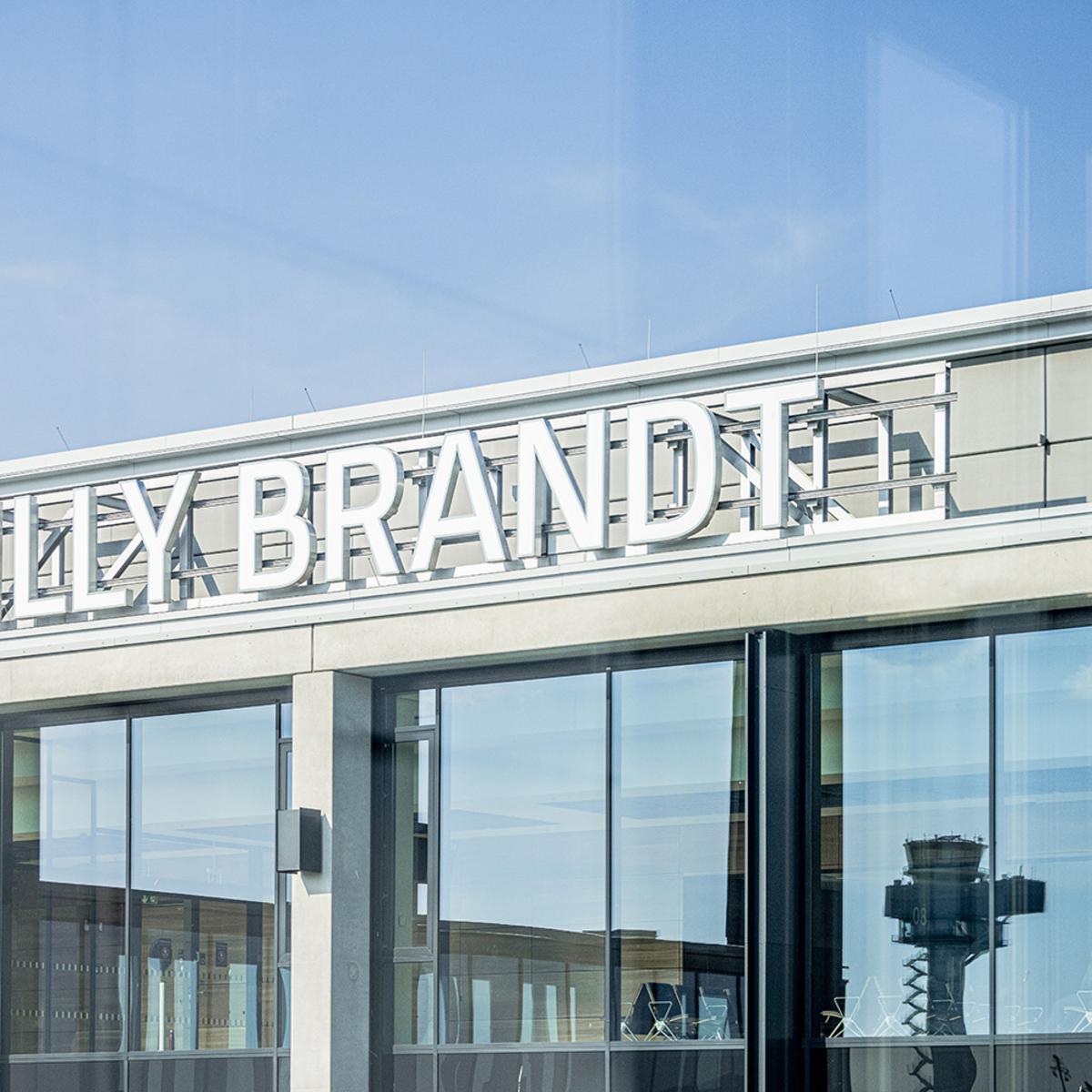 Image Terminal 1 BER with capital letters WILLY BRANDT on the new study: Economy around BER continues to grow.