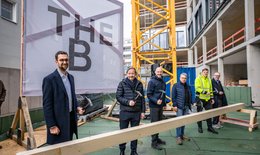 Picture of the topping-out ceremony with the following people: Mati Kryslak (Townscape), Eike Becker (Eike Becker_Architekten), Ralph von Roden (Witte Projektmanagement), Jörg Zinnow (KoHa Bauausführungen und Immobilien), Ulf Klöppel (D&S), Sebastian Posch (Berliner Sparkasse)