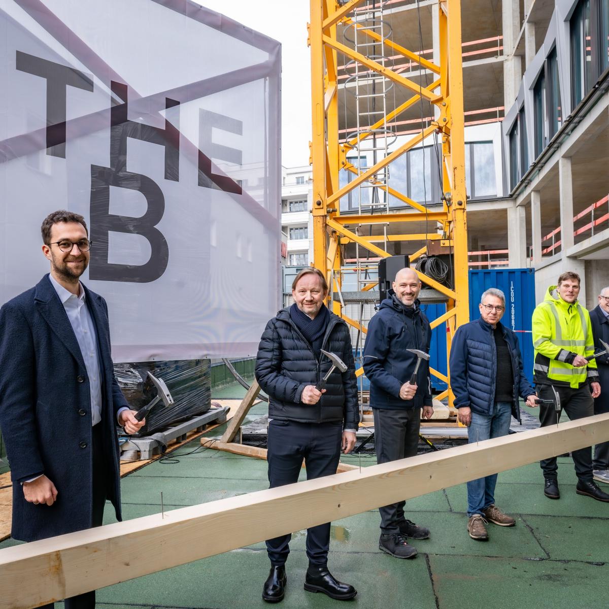 Picture of the topping-out ceremony with the following people: Mati Kryslak (Townscape), Eike Becker (Eike Becker_Architekten), Ralph von Roden (Witte Projektmanagement), Jörg Zinnow (KoHa Bauausführungen und Immobilien), Ulf Klöppel (D&S), Sebastian Posch (Berliner Sparkasse)