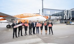 Crew in front of easyjet aircraft on the tarmac at BER with the passengers: In the picture: Stephan Erler, Country Manager Germany & Switzerland, easyJet (centre) and Thomas Kohr, Head of Corporate Business Development, Flughafen Berlin Brandenburg GmbH (4th from right) surrounded by the crew.