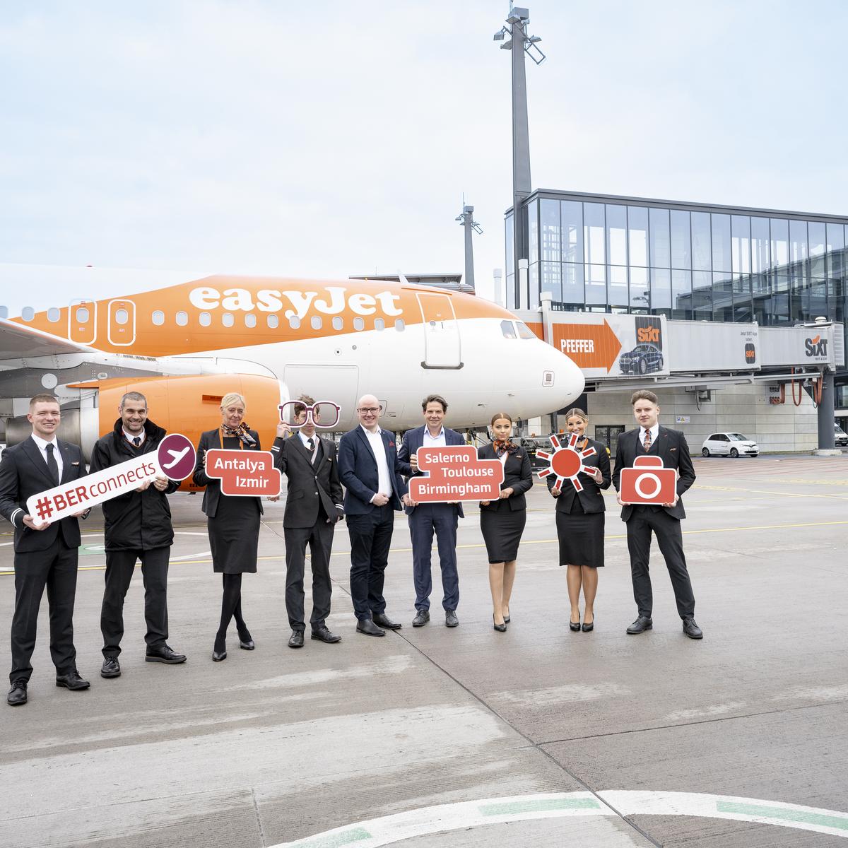 Crew in front of easyjet aircraft on the tarmac at BER with the passengers: In the picture: Stephan Erler, Country Manager Germany & Switzerland, easyJet (centre) and Thomas Kohr, Head of Corporate Business Development, Flughafen Berlin Brandenburg GmbH (4th from right) surrounded by the crew.