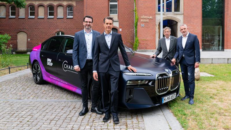 The following individuals are pictured at the test vehicle in front of the Charité provided by BMW: Professor Dr. Alexander Meyer, Dr. Matthias Franz, Professor Heyo K. Kroemer, Dr. Rudolf Bencker