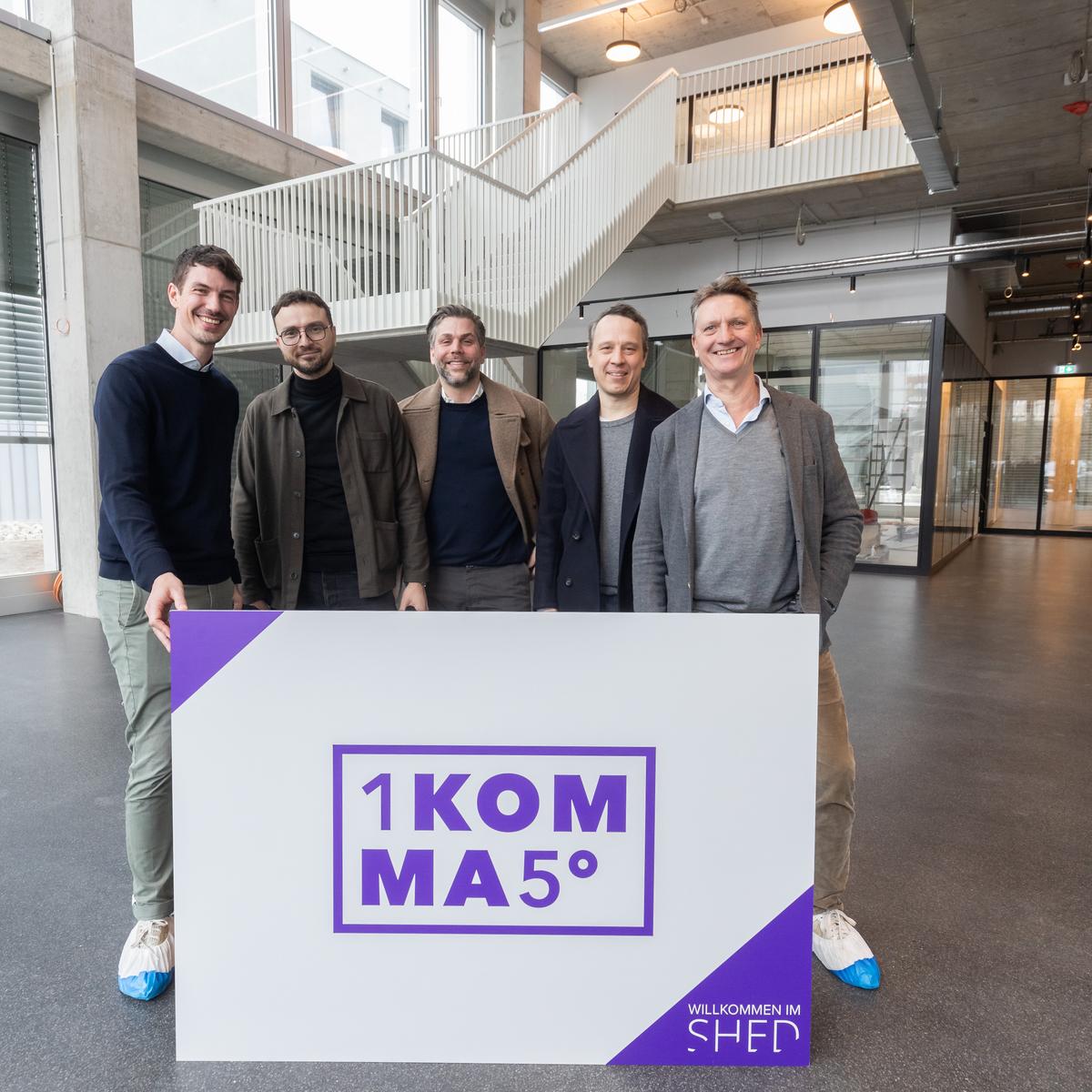 Picture of the handover of KLINGSÖHR and DERECO space in the SHED project with the following people: Tim Rohrbach (Managing Director KLINGSÖHR Group), Steve Bergmann (CARCASSE) Hannes Schröder (1KOMMA5°) Florian Lippe (CARCASSE), Stefan Klingsöhr (Managing Partner KLINGSÖHR Group)