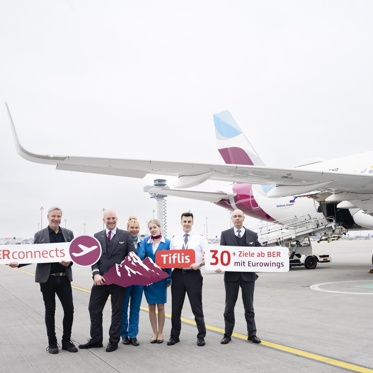 Vorfeldbild - mit verschiedenen Menschen vor einer Eurowingsmaschine