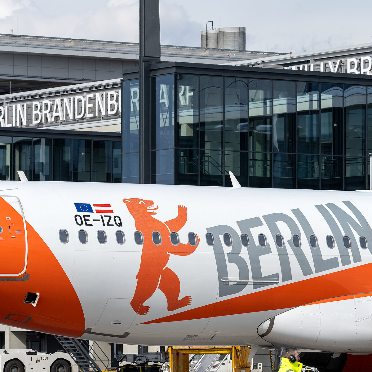 Apron Berlin Brandenburg Airport with BERLIN branded machine