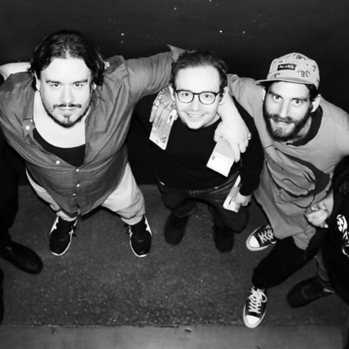 Picture shows the team of Dexai Arts, a game developer from Berlin. You can see 5 young men hugging each other amicably and looking up into the camera 