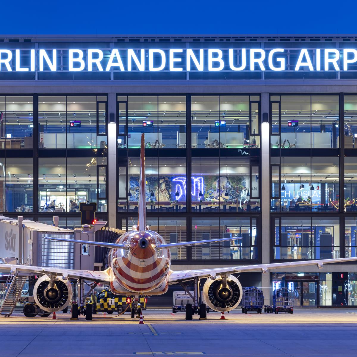 Advertising image: Aircraft in front of Terminal 1 for the article BER records 2.56 million passengers in October