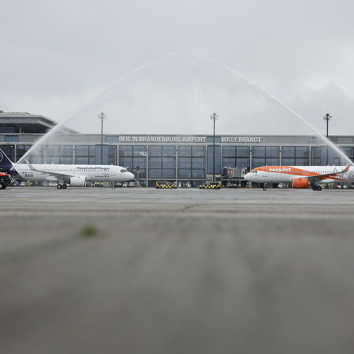 Welcoming of the Lufthansa and easyJet aircraft © Thomas Trutschel/Phototek, Flughafen Berlin Brandenburg GmbH
