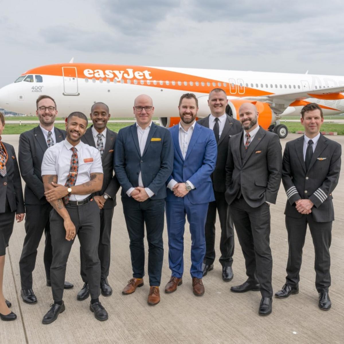 Picture in front of the Airbus easyJet celebrates the arrival of the 400th Airbus at BER with Stephan Erler, Country Manager Germany, easyJet (5th from left) and Thomas Hoff Andersson, Chief Operations Officer, Flughafen Berlin Brandenburg GmbH (4th from right) with the easyJet crew