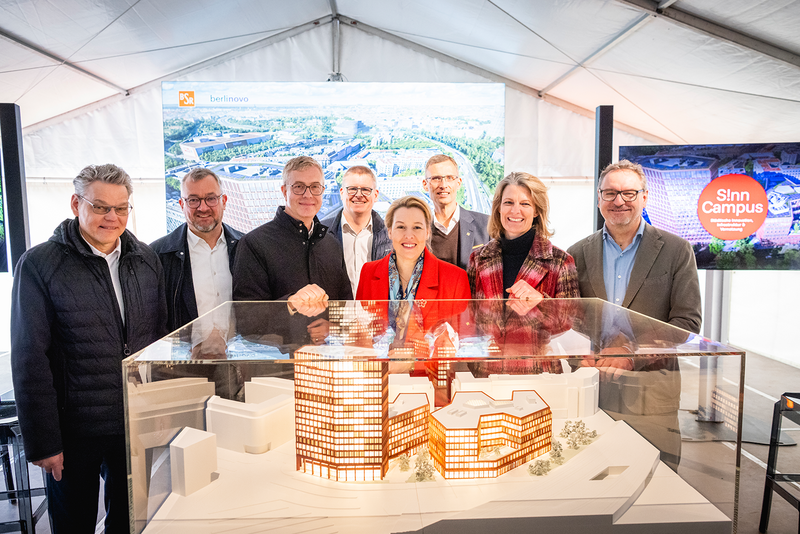 In the image, from left to right: Jörn Oltmann (Mayor of the Tempelhof-Schöneberg district), Alf Aleithe (Managing Director of berlinovo), Stefan Evers (Berlin Senator for Finance), Tobias Dollase (District Councillor of Tempelhof-Schöneberg), Franziska Giffey (Berlin Senator for Economic Affairs, Energy and Public Enterprises), Dr. Christoph Vielhaber (Executive Board Member of BSR), Caroline Oelmann (Managing Director of berlinovo), Andreas Thürmer (BSR).