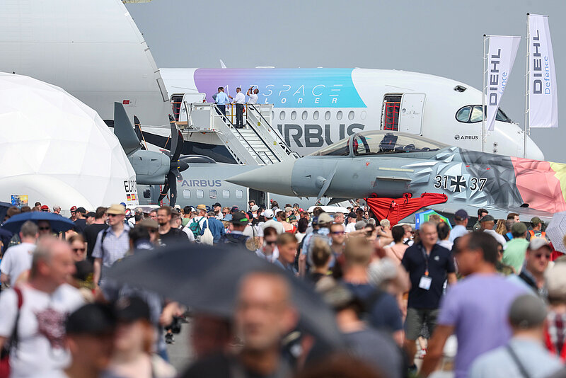 Promotional image for the ILA 2024 - trade show visitors on the ahead area with many aircraft 