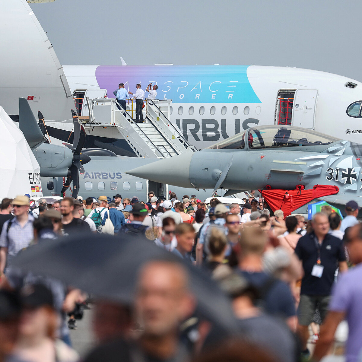 Promotional image for the ILA 2024 - trade show visitors on the ahead area with many aircraft 