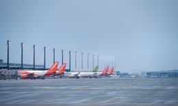 Flugzeuge auf dem Vorfeld am Flughafen BER