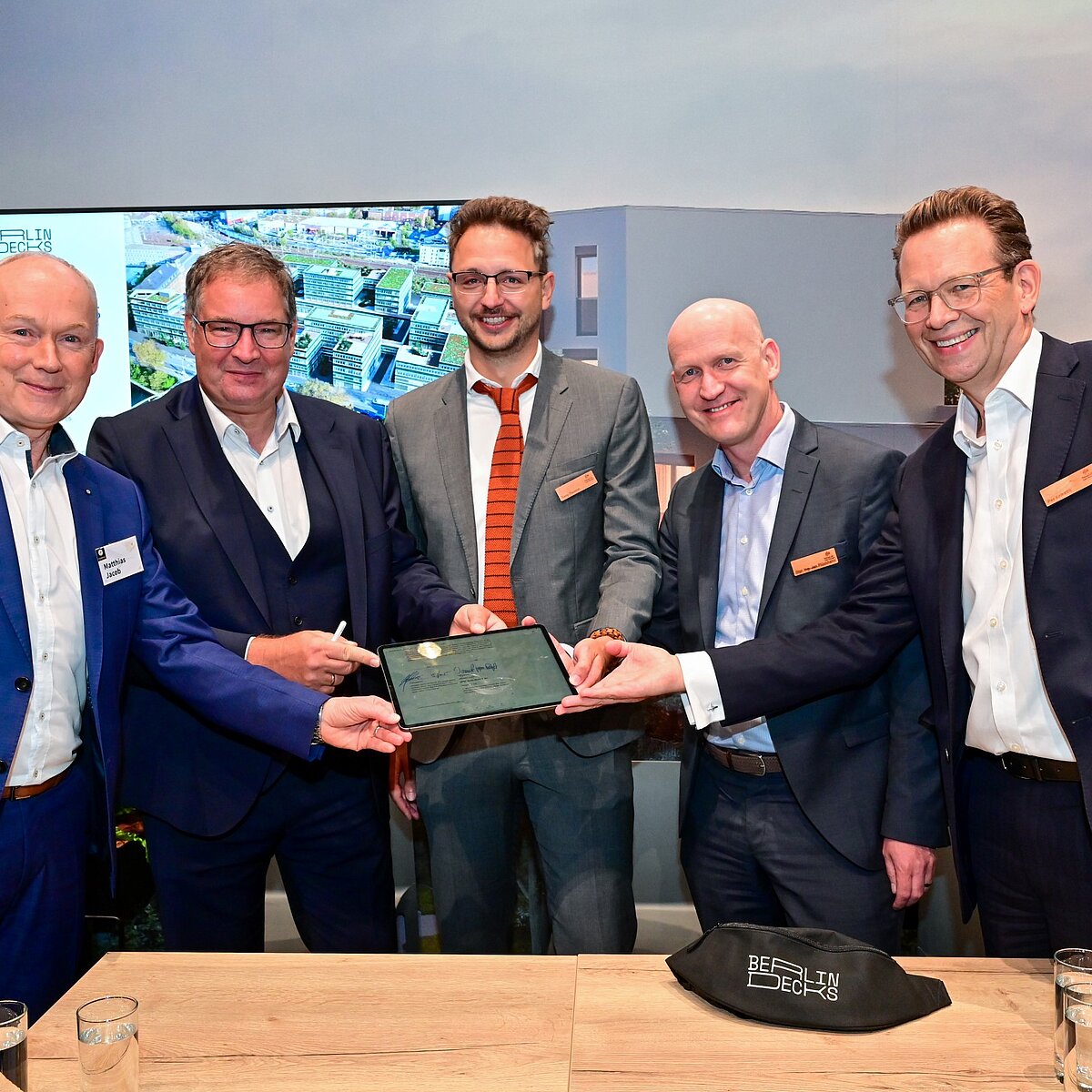BEOS AG signs construction contract - seen are: Matthias Jacob (Country President Germany Implenia), Holger Rößner (Branch Manager Berlin Implenia), Tony Paumer (Project Manager BERLIN DECKS & Senior Project Manager BEOS AG), Jan Plückhahn (Board of Directors BEOS AG), Per Erikson (Head Real Estate Swiss Life Asset Managers