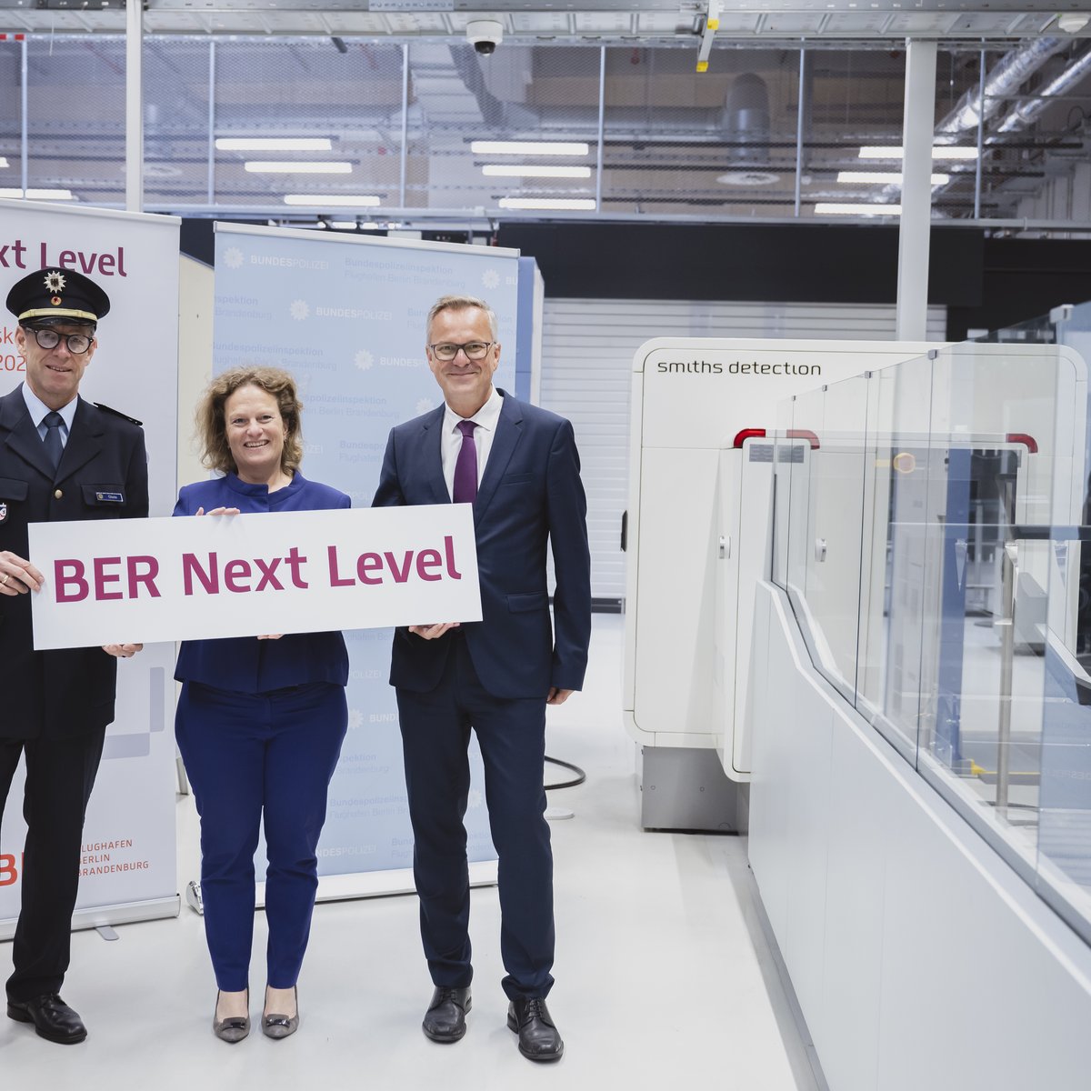 Photo in front of security clearance with Aletta von Massenbach, Mr. Carsten Glade (President Federal Police Headquarters Berlin) and Mr. Hans-Georg Engelke (State Secretary in the Federal Ministry of the Interior and for Home Affairs)