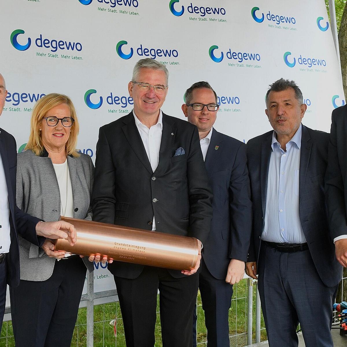 At the laying of the foundation stone for the degewo climate house in Treptow-Köpenick with the following people: Dr. Rolf Bösinger (SPD), State Secretary in the Federal Ministry of Housing, Urban Development and Construction, Stephan Machulik (SPD), State Secretary for Housing and Tenant Protection, Berlin, Oliver Igel (SPD), District Mayor of Berlin Treptow-Köpenick, Sandra Wehrmann, Member of the Board at degewo, Christoph Beck, Member of the Board at degewo, Nevzat Köstek, Managing Partner, BATEG Berlin