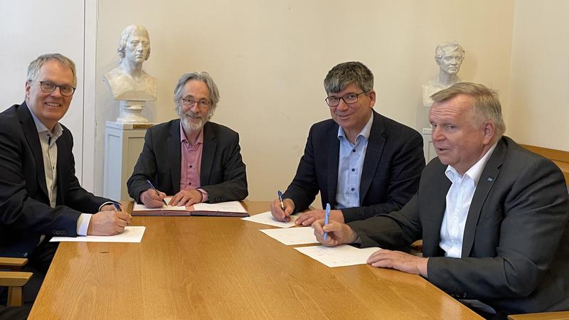 Signing of  the MoU to establish the Berlin Battery Lab on May 7th 2025: Prof. Dr. Ulrich Panne, President of Bundesanstalt für Materialforschung und -prüfung (BAM), Prof. Dr. Christoph Schneider, Vice President for Research at Humboldt-Universität, Prof. Dr. Bernd Rech, Scientific Director of Helmholtz Zentrum Berlin (HZB), and Thomas Frederking, Executive Director Finance and Administration of HZB (from left to right)