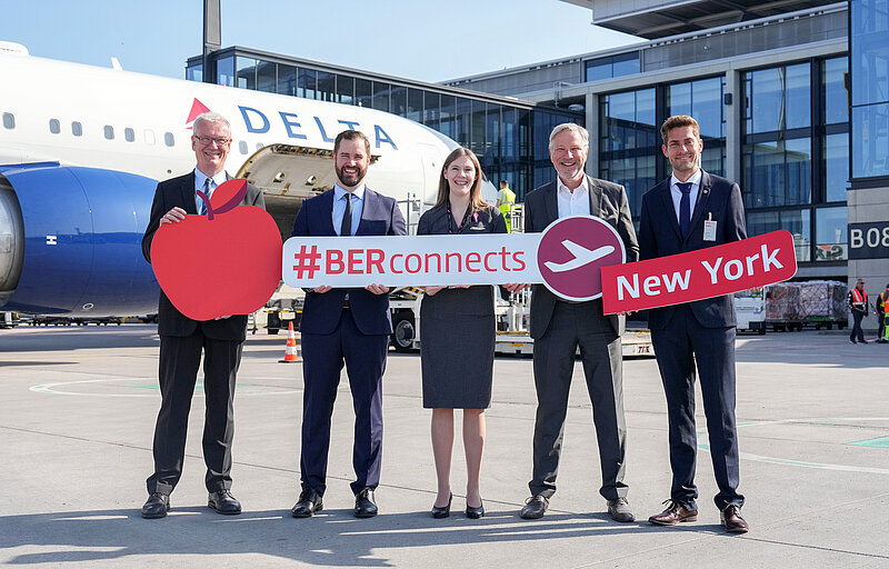 Delta Airlines inaugural flight from Berlin Brandenburg Airport to Newark. The following people are standing in front of the Delta plane: Thomas Brandt, Regional Manager Sales Central & Eastern Europe Delta Air Lines, Thomas Hoff Andersson, Geschäftsführer Operations Flughafen Berlin Brandenburg GmbH, Kayleigh Jarrell, Operations Service Manager Delta Air Lines, Andreas Ley, Ref.Key Account & Business Development Flughafen Berlin Brandenburg GmbH und Dominik Van den Berg, Global Sales Account Executive Germany, Switzerland, Central & Eastern Europe Delta Air Lines 